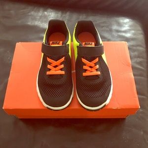 NWOT, Nike girls sneakers size 13 kids